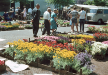 22587 Afbeelding van de bloemenmarkt op het Janskerkhof te Utrecht.